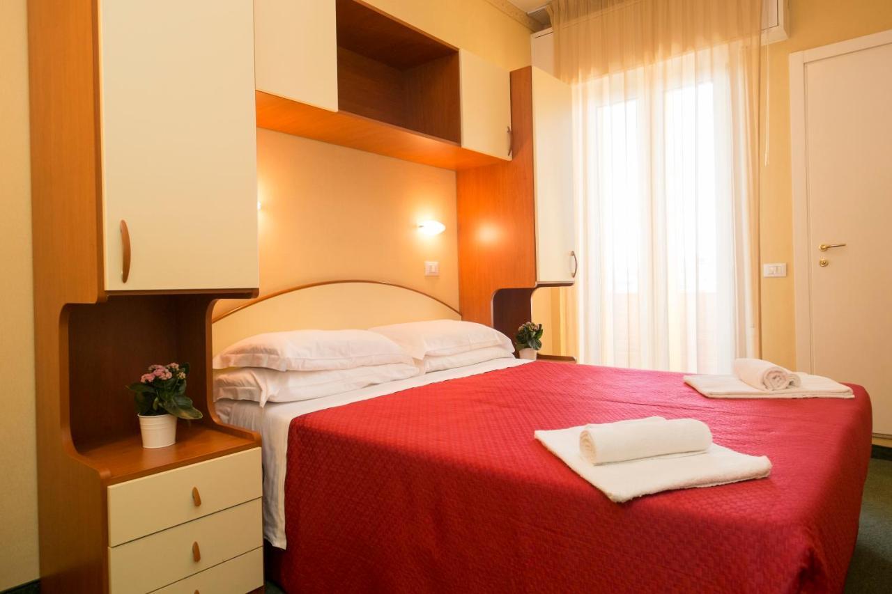 Hotel Crosal Rimini Exterior foto