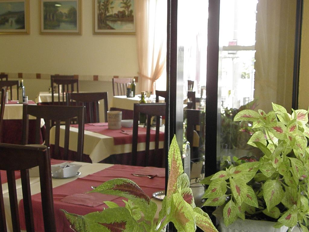 Hotel Crosal Rimini Exterior foto