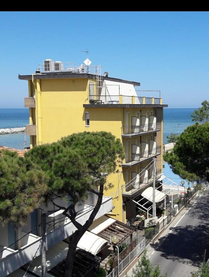 Hotel Crosal Rimini Exterior foto