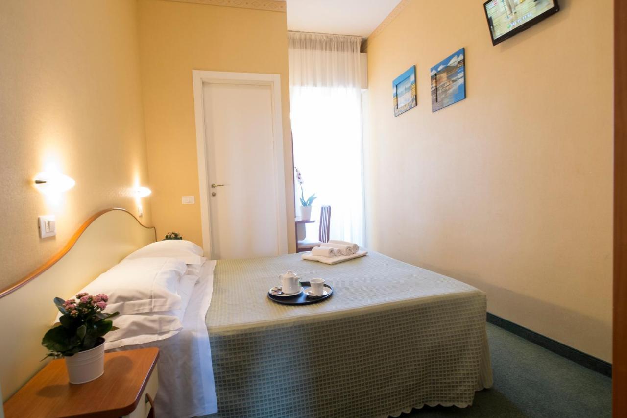 Hotel Crosal Rimini Exterior foto
