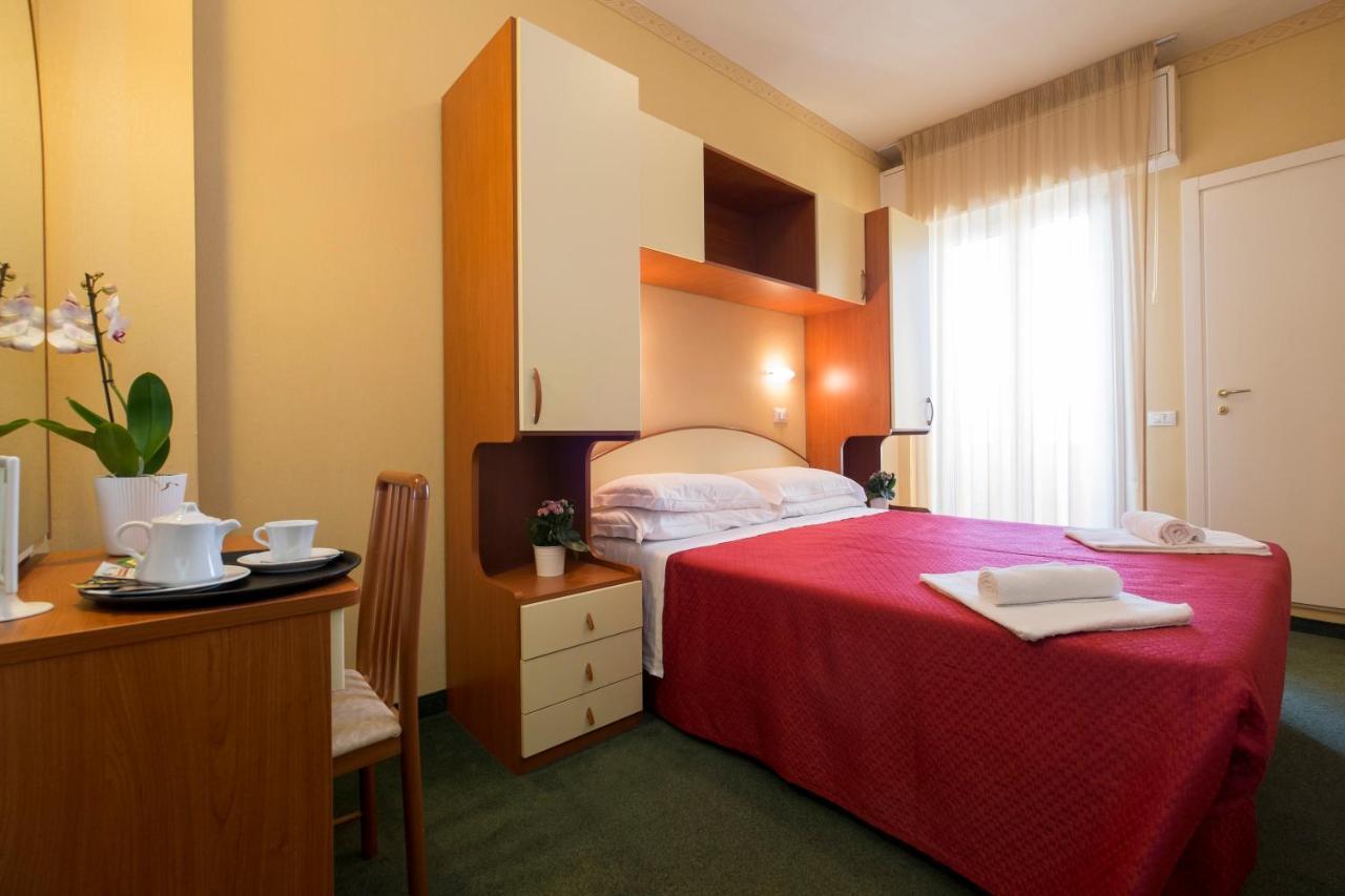 Hotel Crosal Rimini Exterior foto
