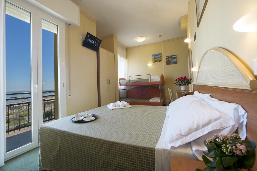 Hotel Crosal Rimini Exterior foto