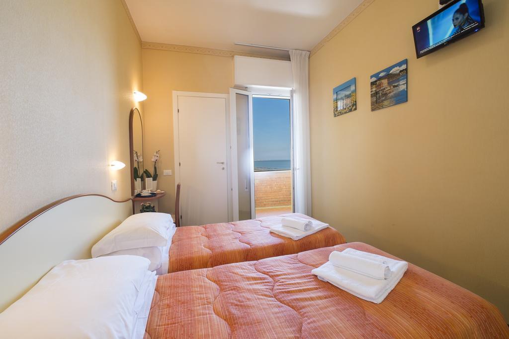 Hotel Crosal Rimini Exterior foto