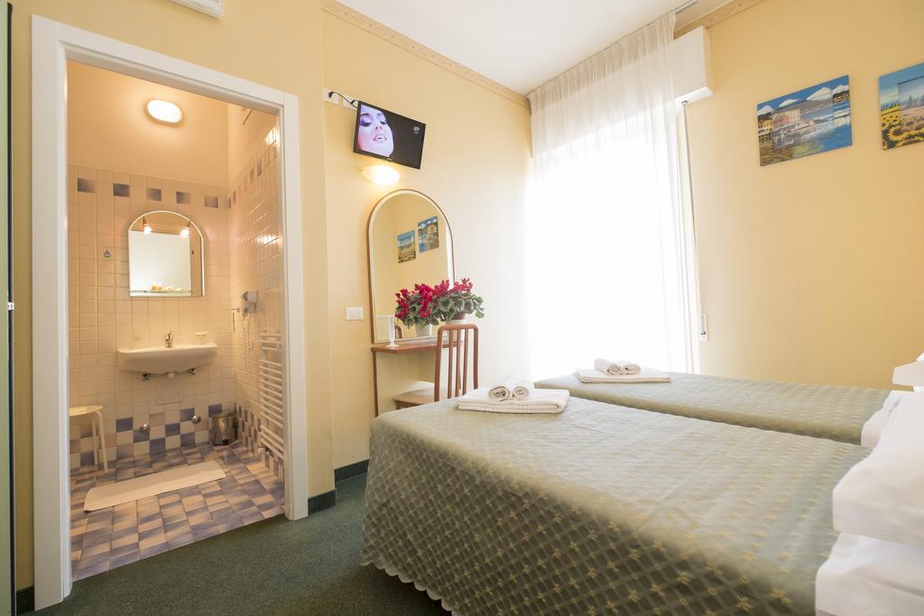 Hotel Crosal Rimini Exterior foto