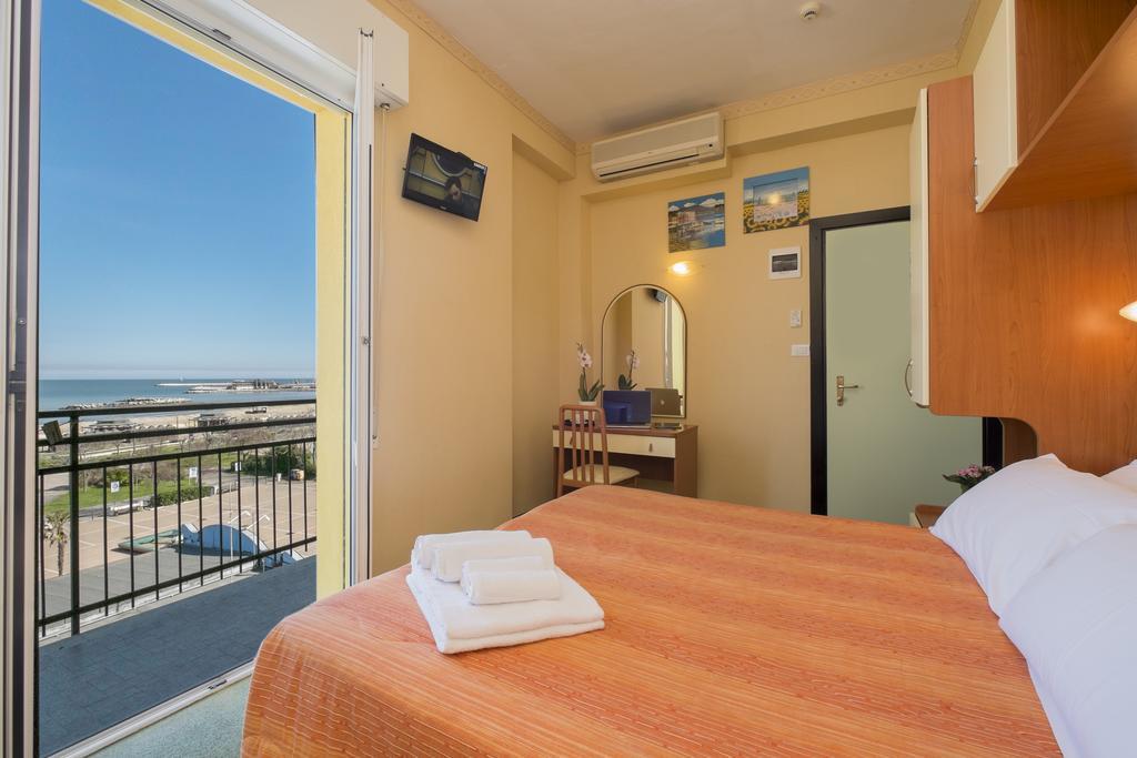 Hotel Crosal Rimini Exterior foto