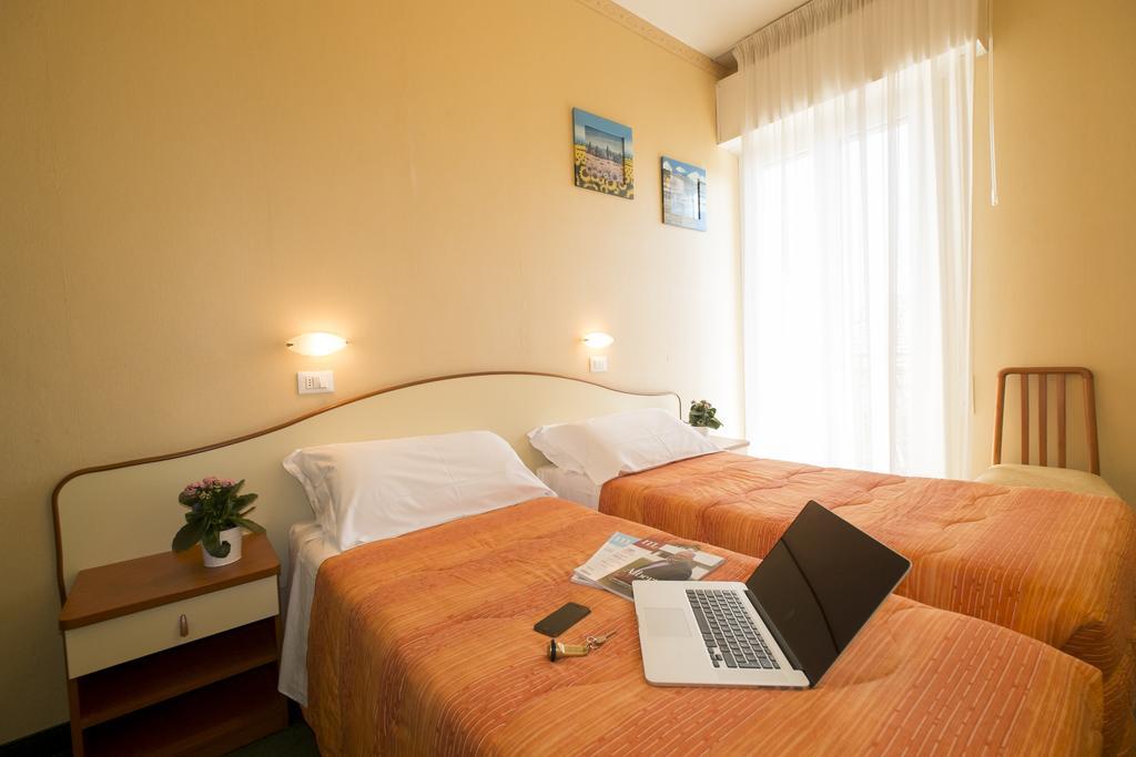 Hotel Crosal Rimini Exterior foto