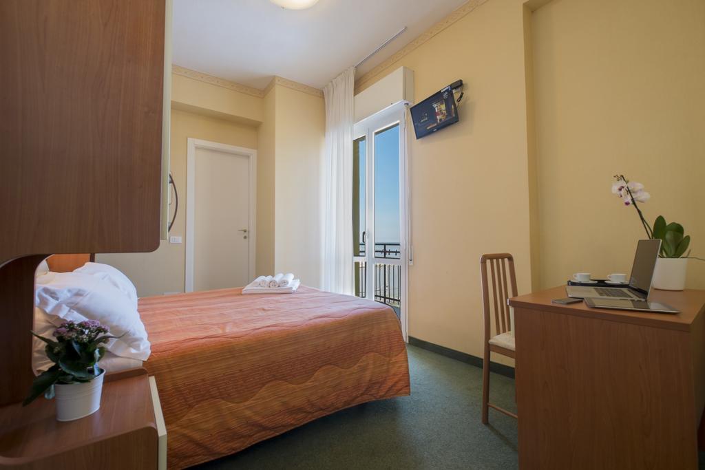 Hotel Crosal Rimini Exterior foto