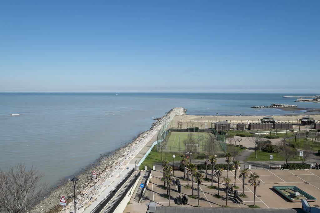 Hotel Crosal Rimini Exterior foto