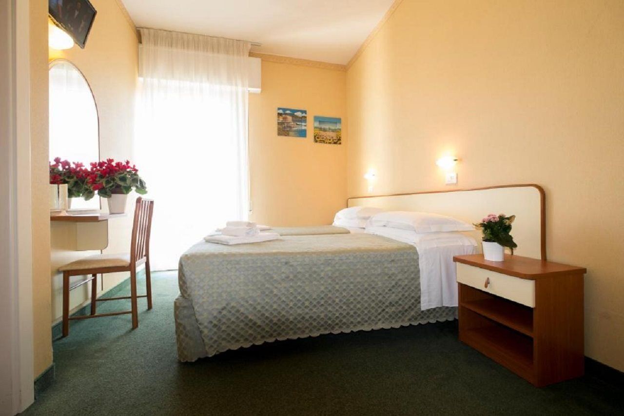 Hotel Crosal Rimini Exterior foto